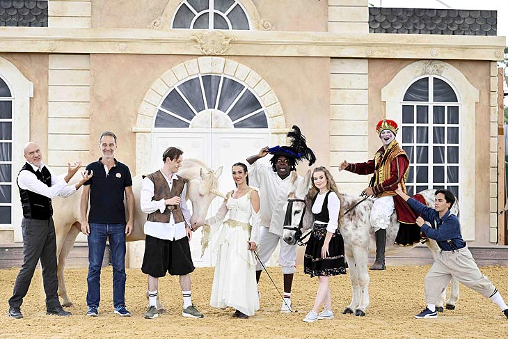 Frank Piotraschke, Johannes Mock-O'Hara, Adam Kupinski, Kenzie Dysli, Anna Lorenz, Carlos Rom&aacute;n, Janik Kittirath Premiere der Cavalluna Sommershow 2023 im CAVALLUNA Park in M&uuml;nchen  Fr&ouml;ttmaning am 28.07.2023 Agency People Image (c) Michael Tinnefeld 